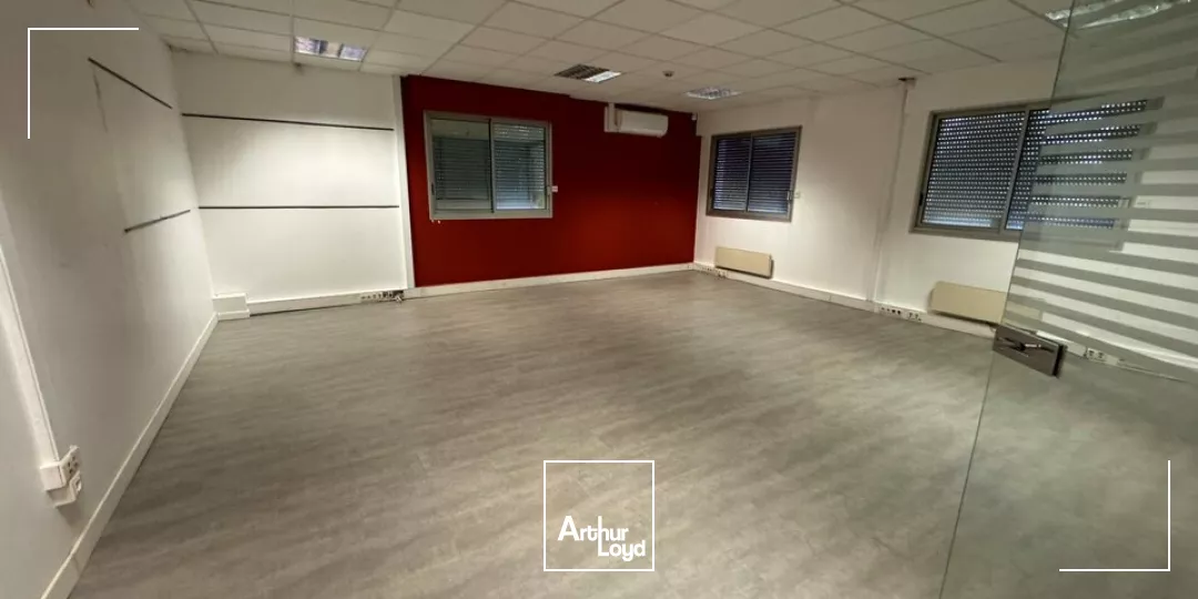 A louer : Bureaux 210 m² Parking facile - CHAMBRAY-LES-TOURS / LA VRILLONNERIE